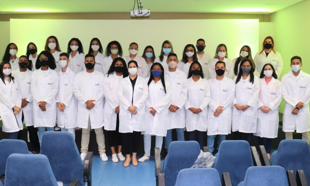 Calouros de Farmácia, noturno, participam da cerimônia do jaleco